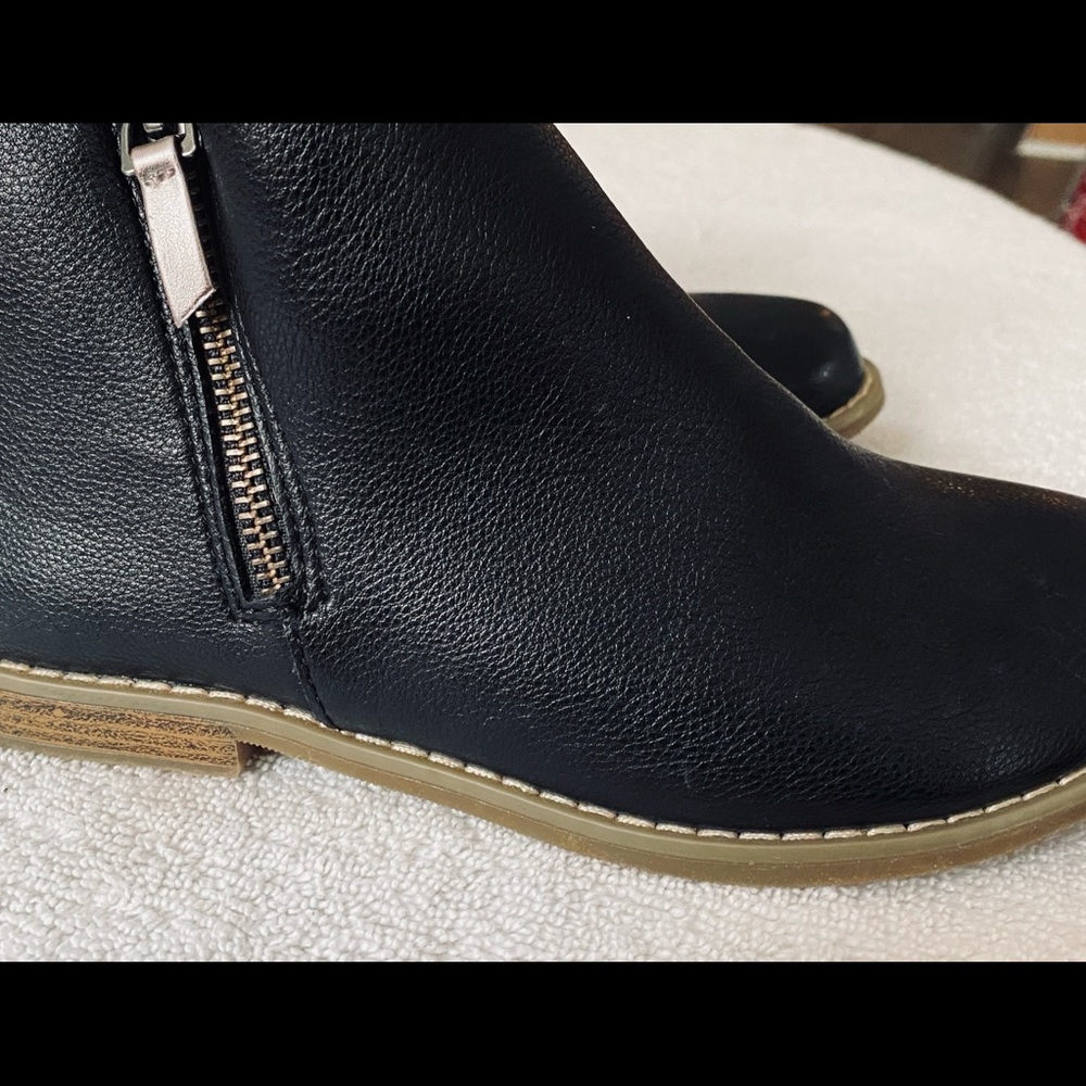Almost Brand New Fashionable Boots by GAP KIDS - size 3 - Box 64